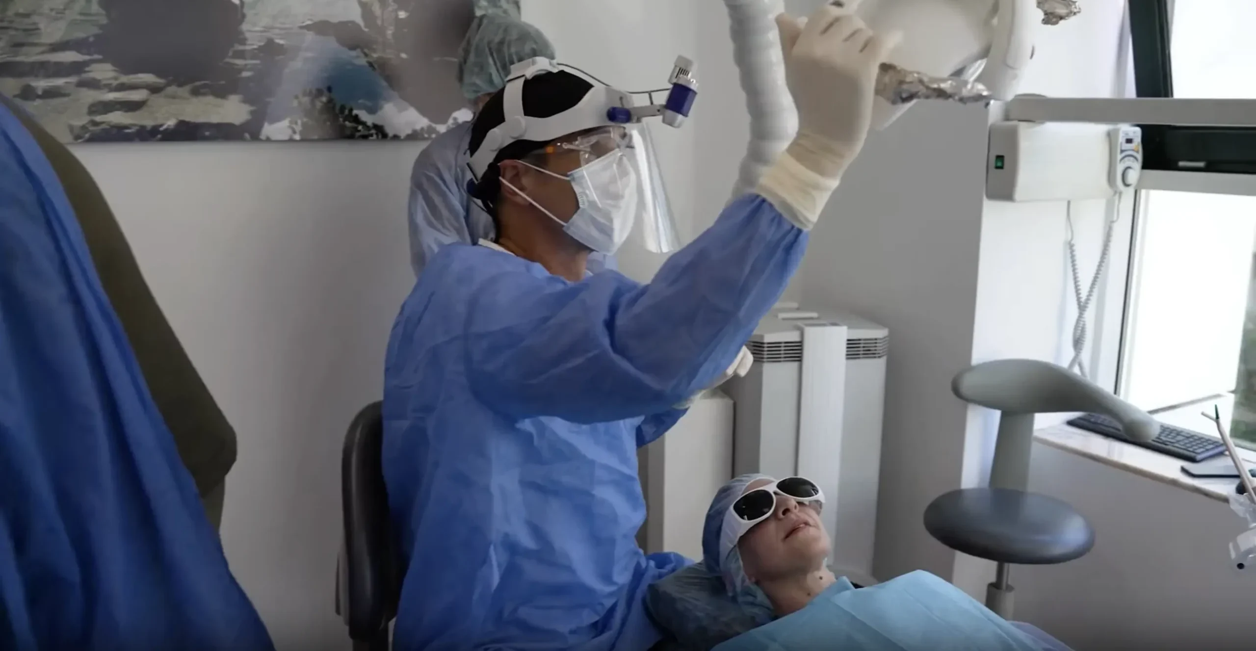 Médico dentista da White Clinic a explicar uma radiografia panorâmica a um paciente